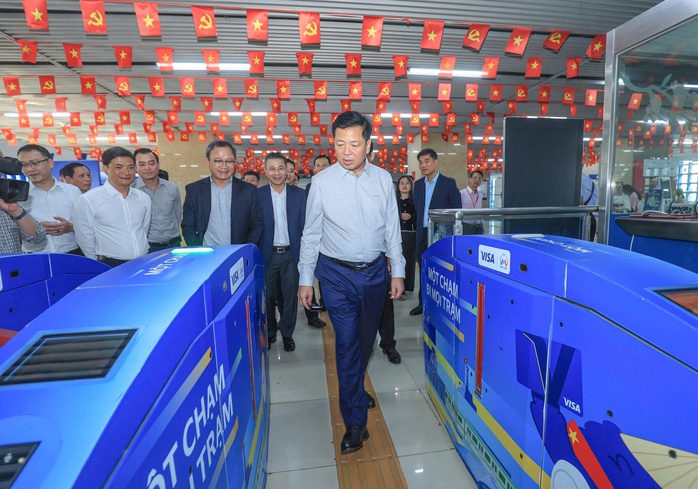 Bộ trưởng Trần Hồng Minh thị s&aacute;t c&aacute;c loại h&igrave;nh vận tải chiều 29 Tết - Ảnh 4.