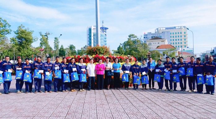 LĐLĐ TP Cần Thơ thăm, tặng qu&agrave; đo&agrave;n vi&ecirc;n, c&ocirc;ng nh&acirc;n đ&ecirc;m giao thừa - Ảnh 1.