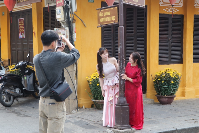 Du kh&aacute;ch x&uacute;ng x&iacute;nh &aacute;o d&agrave;i check-in phố cổ Hội An ng&agrave;y 29 Tết B&iacute;nh Ngọ 2026 - Ảnh 1.