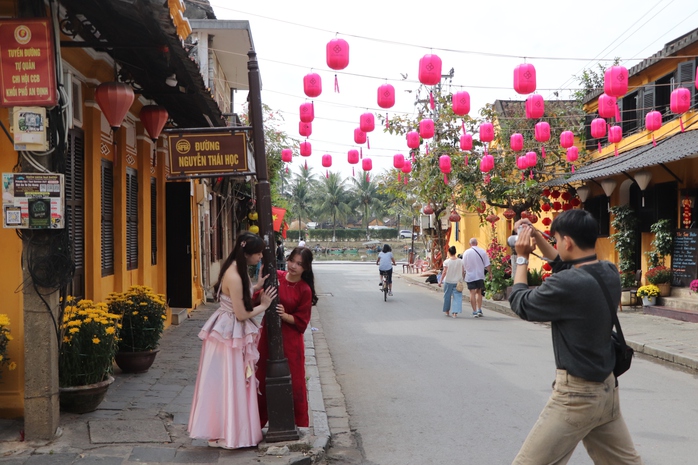 Du kh&aacute;ch x&uacute;ng x&iacute;nh &aacute;o d&agrave;i check-in phố cổ Hội An ng&agrave;y 29 Tết B&iacute;nh Ngọ 2026 - Ảnh 9.