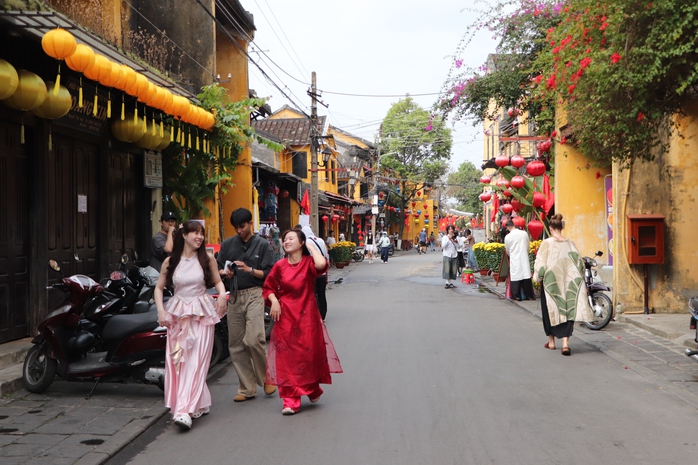 Du kh&aacute;ch x&uacute;ng x&iacute;nh &aacute;o d&agrave;i check-in phố cổ Hội An ng&agrave;y 29 Tết B&iacute;nh Ngọ 2026 - Ảnh 6.