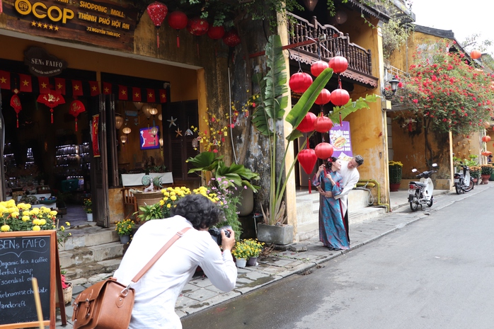 Du kh&aacute;ch x&uacute;ng x&iacute;nh &aacute;o d&agrave;i check-in phố cổ Hội An ng&agrave;y 29 Tết B&iacute;nh Ngọ 2026 - Ảnh 18.