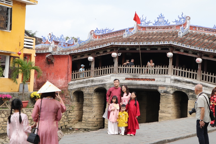Du kh&aacute;ch x&uacute;ng x&iacute;nh &aacute;o d&agrave;i check-in phố cổ Hội An ng&agrave;y 29 Tết B&iacute;nh Ngọ 2026 - Ảnh 16.