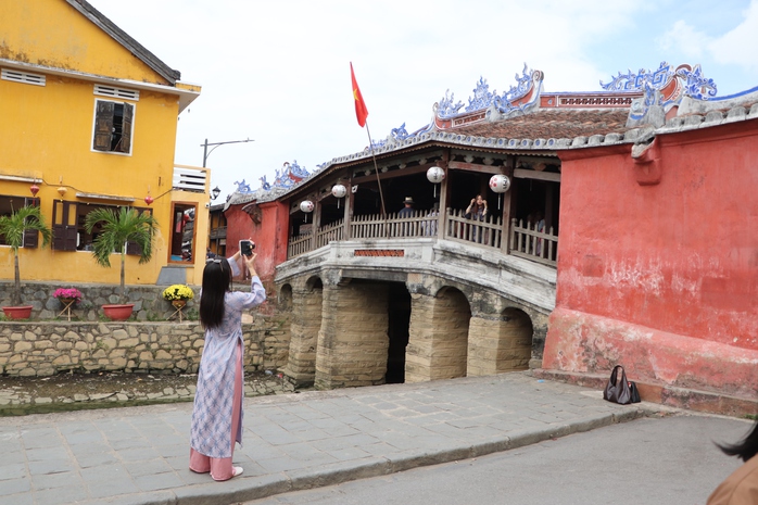 Du kh&aacute;ch x&uacute;ng x&iacute;nh &aacute;o d&agrave;i check-in phố cổ Hội An ng&agrave;y 29 Tết B&iacute;nh Ngọ 2026 - Ảnh 12.