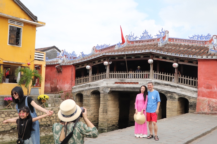 Du kh&aacute;ch x&uacute;ng x&iacute;nh &aacute;o d&agrave;i check-in phố cổ Hội An ng&agrave;y 29 Tết B&iacute;nh Ngọ 2026 - Ảnh 14.