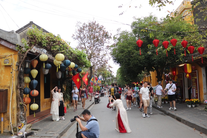 Du kh&aacute;ch x&uacute;ng x&iacute;nh &aacute;o d&agrave;i check-in phố cổ Hội An ng&agrave;y 29 Tết B&iacute;nh Ngọ 2026 - Ảnh 7.