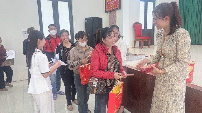 Hoa hậu Th&aacute;i Thị Hoa với h&agrave;nh động &yacute; nghĩa cuối năm   - Ảnh 1.