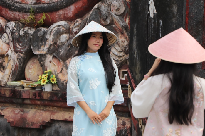 Du kh&aacute;ch x&uacute;ng x&iacute;nh &aacute;o d&agrave;i check-in phố cổ Hội An ng&agrave;y 29 Tết B&iacute;nh Ngọ 2026 - Ảnh 4.