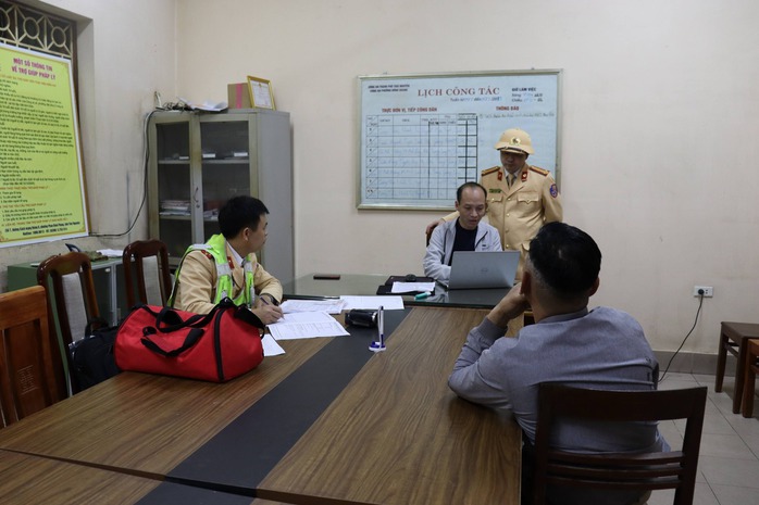 Người đ&agrave;n &ocirc;ng ở Th&aacute;i Nguy&ecirc;n trộm xe m&aacute;y của ch&iacute;nh m&igrave;nh tại chốt CSGT - Ảnh 1.