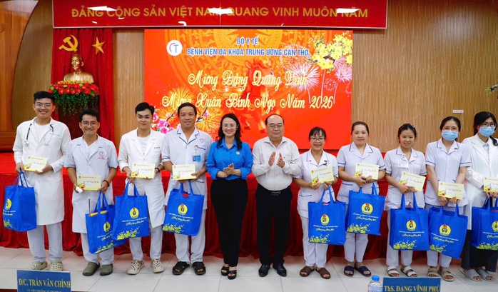 LĐLĐ TP Cần Thơ thăm, tặng qu&agrave; đo&agrave;n vi&ecirc;n, c&ocirc;ng nh&acirc;n đ&ecirc;m giao thừa - Ảnh 3.