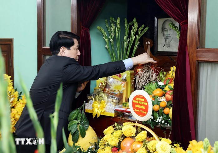 Chủ tịch nước Lương Cường d&acirc;ng hương tưởng niệm Chủ tịch Hồ Ch&iacute; Minh tại Nh&agrave; 67 v&agrave; Bắc Bộ Phủ - Ảnh 1.