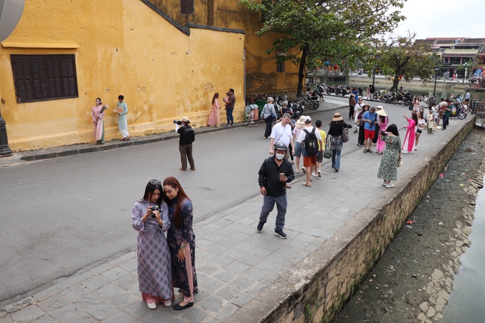 Du kh&aacute;ch x&uacute;ng x&iacute;nh &aacute;o d&agrave;i check-in phố cổ Hội An ng&agrave;y 29 Tết B&iacute;nh Ngọ 2026 - Ảnh 13.