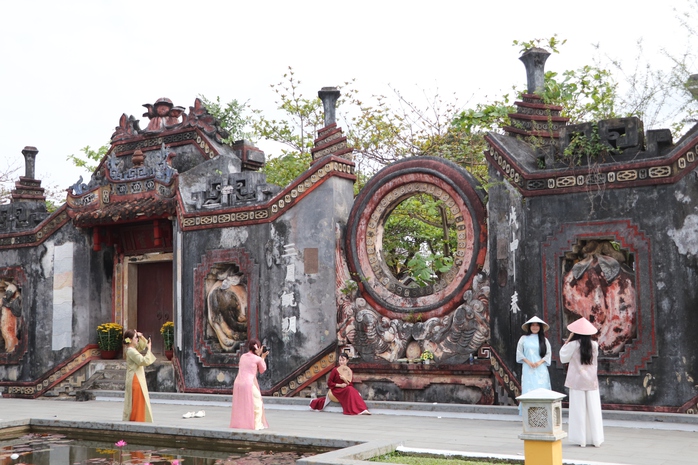 Du kh&aacute;ch x&uacute;ng x&iacute;nh &aacute;o d&agrave;i check-in phố cổ Hội An ng&agrave;y 29 Tết B&iacute;nh Ngọ 2026 - Ảnh 3.