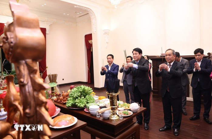 Chủ tịch nước Lương Cường d&acirc;ng hương tưởng niệm Chủ tịch Hồ Ch&iacute; Minh tại Nh&agrave; 67 v&agrave; Bắc Bộ Phủ - Ảnh 2.