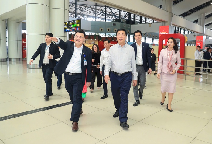 Bộ trưởng Trần Hồng Minh thị s&aacute;t c&aacute;c loại h&igrave;nh vận tải chiều 29 Tết - Ảnh 2.