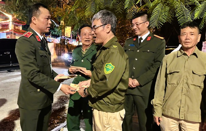 Gi&aacute;m đốc C&ocirc;ng an Thanh H&oacute;a kiểm tra trực Tết, l&igrave; x&igrave; c&ocirc;ng nh&acirc;n m&ocirc;i trường l&agrave;m nhiệm vụ - Ảnh 2.
