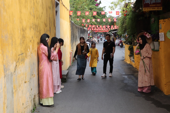 Du kh&aacute;ch x&uacute;ng x&iacute;nh &aacute;o d&agrave;i check-in phố cổ Hội An ng&agrave;y 29 Tết B&iacute;nh Ngọ 2026 - Ảnh 11.