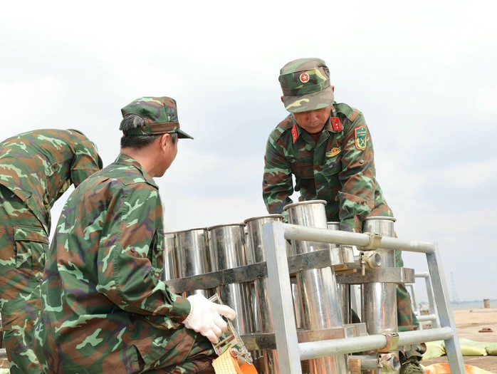 Cận cảnh trận địa ph&aacute;o hoa Cần Thơ ch&agrave;o đ&oacute;n năm mới 2026 - Ảnh 4.