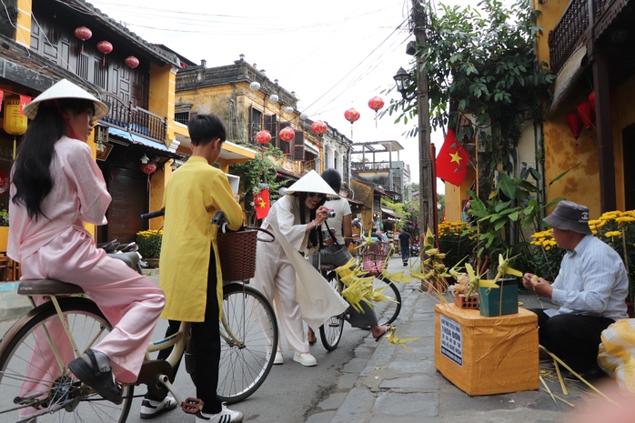 Du kh&aacute;ch x&uacute;ng x&iacute;nh &aacute;o d&agrave;i check-in phố cổ Hội An ng&agrave;y 29 Tết B&iacute;nh Ngọ 2026 - Ảnh 8.