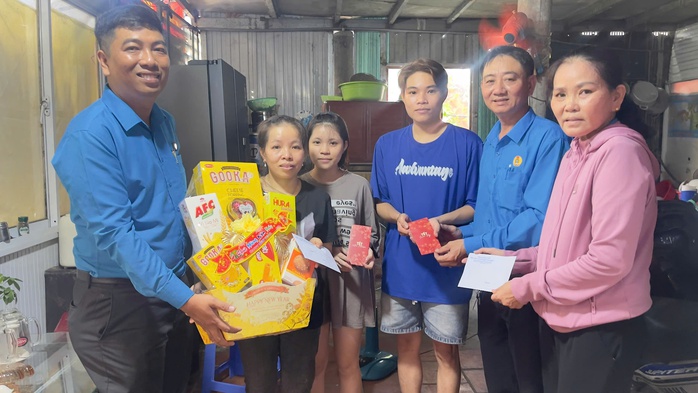 Chuyến thăm nghĩa t&igrave;nh trước thời khắc giao thừa - Ảnh 1.