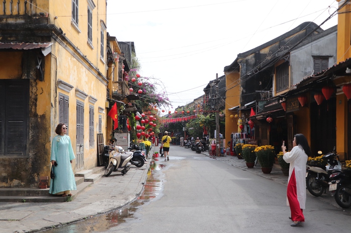 Du kh&aacute;ch x&uacute;ng x&iacute;nh &aacute;o d&agrave;i check-in phố cổ Hội An ng&agrave;y 29 Tết B&iacute;nh Ngọ 2026 - Ảnh 5.