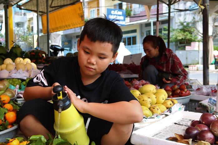B&eacute; trai su&yacute;t m&ugrave; 2 mắt, được B&aacute;o Người Lao Động gi&uacute;p đỡ giờ ra sao? - Ảnh 1.