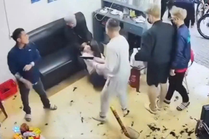 Khởi tố nh&oacute;m đối thương đến tiệm cắt t&oacute;c, đ&ograve;i nợ bằng hung kh&iacute; - Ảnh 1.