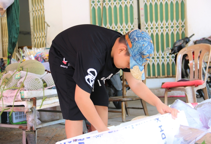 B&eacute; trai su&yacute;t m&ugrave; 2 mắt, được B&aacute;o Người Lao Động gi&uacute;p đỡ giờ ra sao? - Ảnh 2.