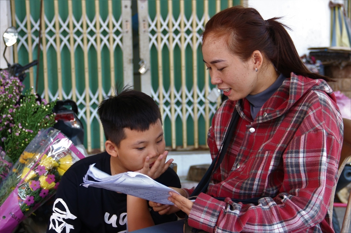 B&eacute; trai su&yacute;t m&ugrave; 2 mắt, được B&aacute;o Người Lao Động gi&uacute;p đỡ giờ ra sao? - Ảnh 6.