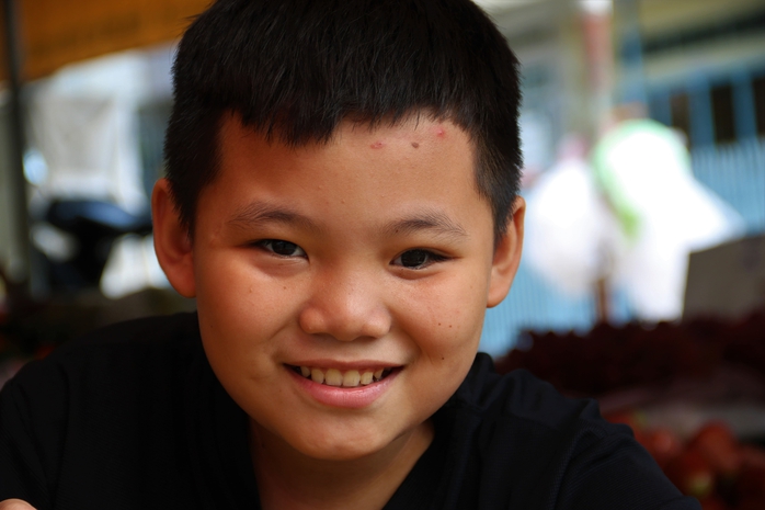 B&eacute; trai su&yacute;t m&ugrave; 2 mắt, được B&aacute;o Người Lao Động gi&uacute;p đỡ giờ ra sao? - Ảnh 8.