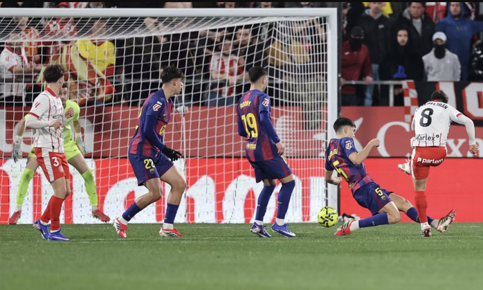 Gục ng&atilde; cay đắng ở derby Catalunya, Barcelona &ocirc;m hận với cuộc đua La Liga - Ảnh 5.