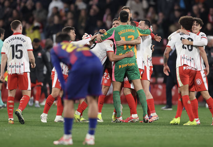 Gục ng&atilde; cay đắng ở derby Catalunya, Barcelona &ocirc;m hận với cuộc đua La Liga - Ảnh 7.