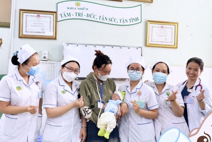 Mẹ ng&atilde; bệnh sau ng&agrave;y đưa con nhập viện, b&eacute; trai đo&agrave;n tụ gia đ&igrave;nh trước thềm xu&acirc;n mới - Ảnh 1.