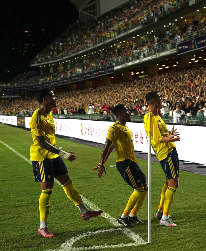 Ronaldo c&oacute; "h&agrave;nh động lạ&rdquo; khi ghi b&agrave;n sau "nổi loạn" - Ảnh 1.