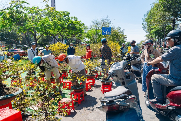 VIDEO: Xả hoa Tết gi&aacute; 100.000 đồng vắng kh&aacute;ch v&agrave;o trưa 29 Tết tại TPHCM - Ảnh 1.