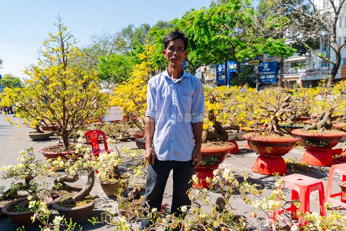 VIDEO: Xả hoa Tết gi&aacute; 100.000 đồng vắng kh&aacute;ch v&agrave;o trưa 29 Tết tại TPHCM - Ảnh 2.