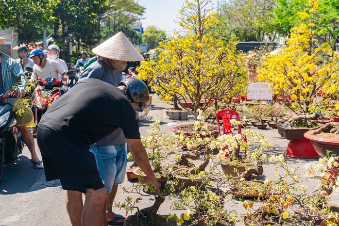 VIDEO: Xả hoa Tết gi&aacute; 100.000 đồng vắng kh&aacute;ch v&agrave;o trưa 29 Tết tại TPHCM - Ảnh 3.