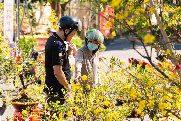 VIDEO: Xả hoa Tết gi&aacute; 100.000 đồng vắng kh&aacute;ch v&agrave;o trưa 29 Tết tại TPHCM - Ảnh 8.