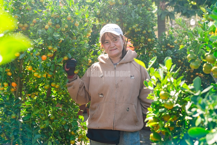 VIDEO: Xả hoa Tết gi&aacute; 100.000 đồng vắng kh&aacute;ch v&agrave;o trưa 29 Tết tại TPHCM - Ảnh 11.