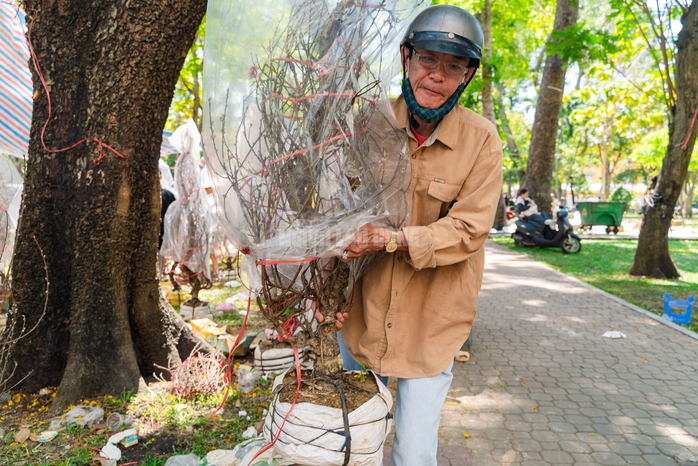 VIDEO: Xả hoa Tết gi&aacute; 100.000 đồng vắng kh&aacute;ch v&agrave;o trưa 29 Tết tại TPHCM - Ảnh 16.