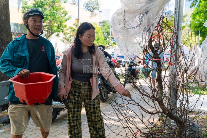 VIDEO: Xả hoa Tết gi&aacute; 100.000 đồng vắng kh&aacute;ch v&agrave;o trưa 29 Tết tại TPHCM - Ảnh 17.