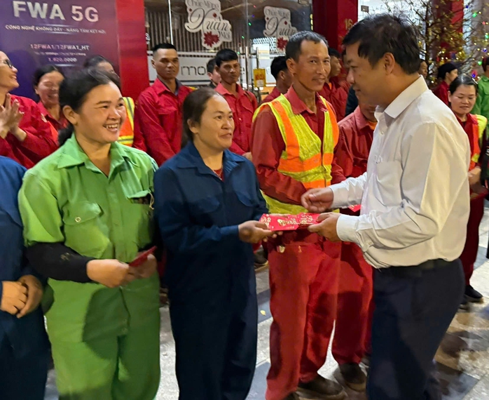 B&iacute; thư tỉnh ủy Đắk Lắk thăm c&ocirc;ng nh&acirc;n vệ sinh m&ocirc;i trường đ&ecirc;m giao thừa 2026 - Ảnh 1.