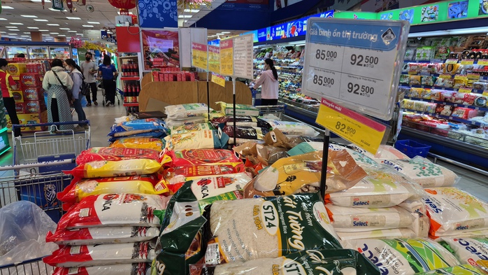 Chợ 29 Tết 2026: H&agrave;ng h&oacute;a khan hiếm , si&ecirc;u thị mở cửa đến 20 giờ đ&ecirc;m - Ảnh 3.