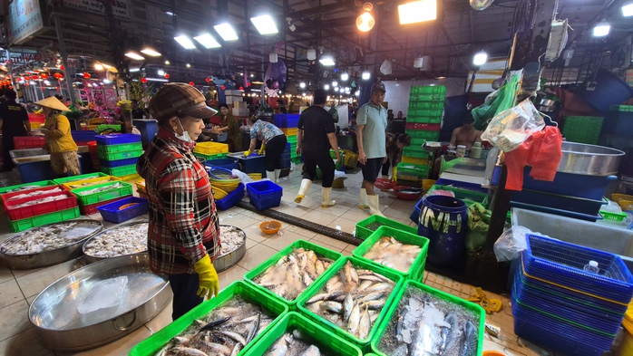 Chợ 29 Tết 2026: H&agrave;ng h&oacute;a khan hiếm , si&ecirc;u thị mở cửa đến 20 giờ đ&ecirc;m - Ảnh 4.