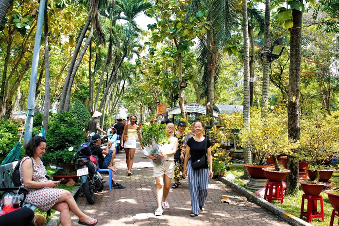 Chợ hoa Tết TPHCM: Kh&ocirc;ng gian văn h&oacute;a xu&acirc;n - Ảnh 2.