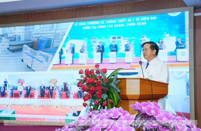 Thủ tướng Phạm Minh Ch&iacute;nh thăm hỏi, tặng qu&agrave; người bệnh - Ảnh 6.