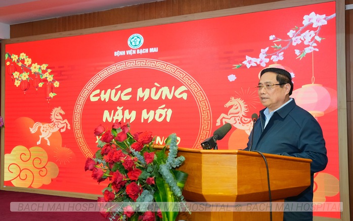 Thủ tướng Phạm Minh Ch&iacute;nh thăm hỏi, tặng qu&agrave; người bệnh - Ảnh 7.