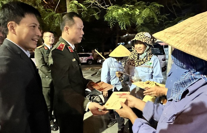 Gi&aacute;m đốc C&ocirc;ng an Thanh H&oacute;a kiểm tra trực Tết, l&igrave; x&igrave; c&ocirc;ng nh&acirc;n m&ocirc;i trường l&agrave;m nhiệm vụ - Ảnh 1.