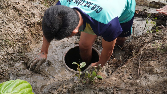 VIDEO: Đặt hầm bắt c&aacute; l&oacute;c "chạy mặn" ăn Tết - Ảnh 2.
