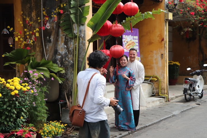 Du kh&aacute;ch x&uacute;ng x&iacute;nh &aacute;o d&agrave;i check-in phố cổ Hội An ng&agrave;y 29 Tết B&iacute;nh Ngọ 2026 - Ảnh 19.